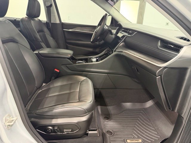 Used 2023 Jeep Grand Cherokee L Limited AWD/4WD image 25
