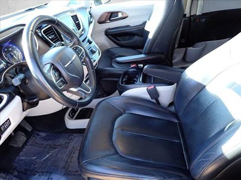 Used 2018 Chrysler Pacifica Touring-L w/ Advanced Safetytec Group FWD image 12