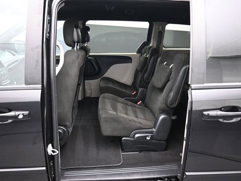 Used 2016 Dodge Grand Caravan SE image 27
