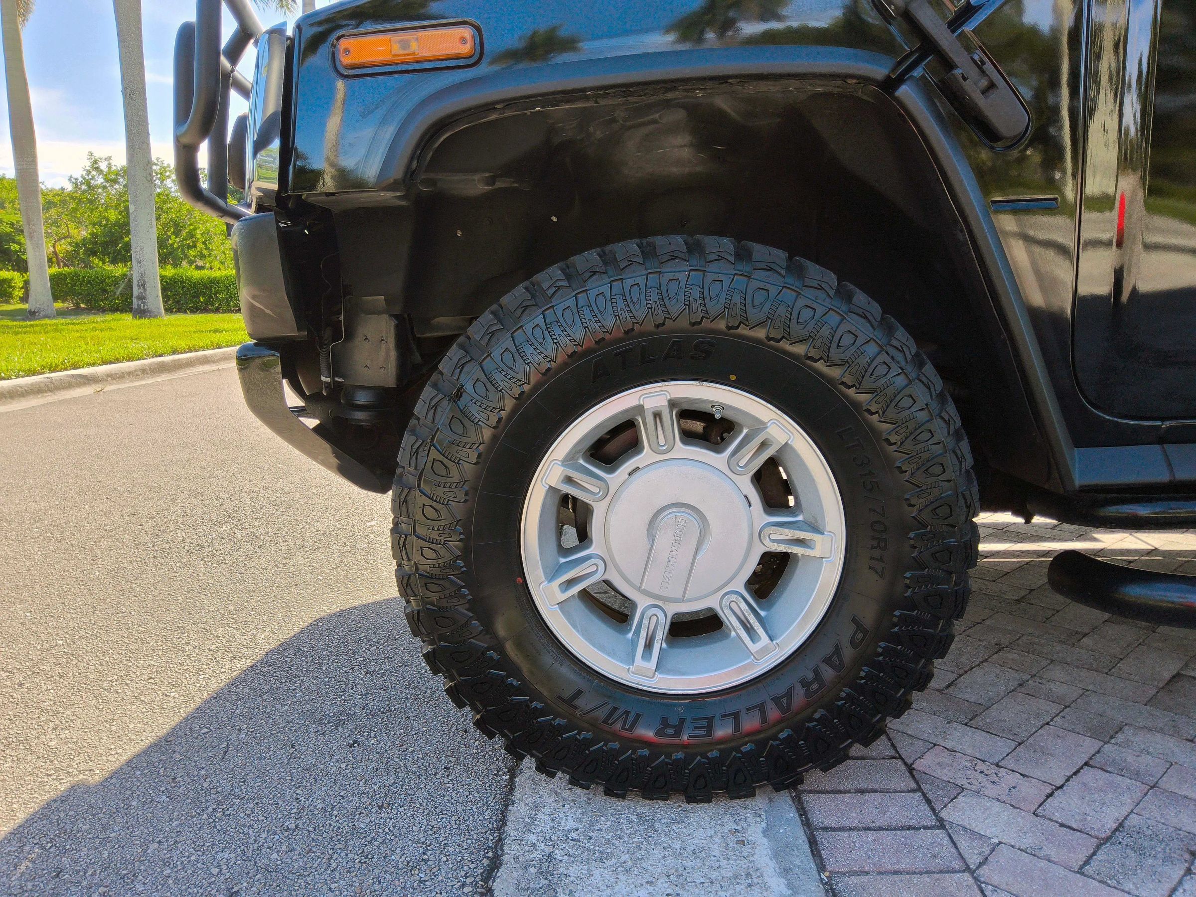 Used 2003 HUMMER H2 w/ Preferred Equipment Group AWD/4WD image 39