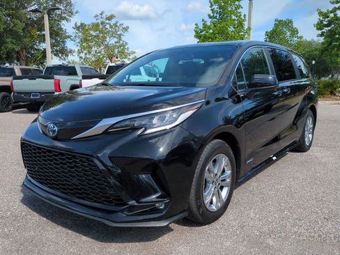Used 2021 Toyota Sienna XSE AWD/4WD image 2