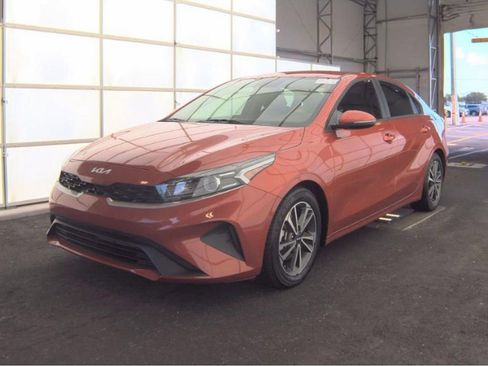 Used 2023 Kia Forte LXS w/ LXS Technology Package FWD image 2