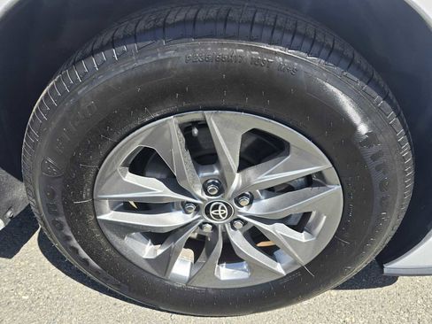 Used 2024 Toyota Sienna LE FWD image 9