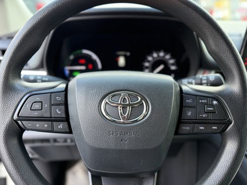 Used 2024 Toyota Sienna LE image 37