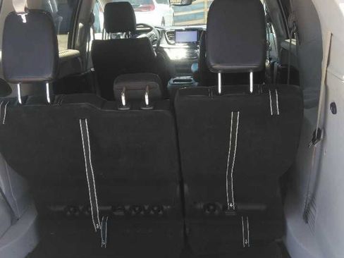 Used 2022 Chrysler Pacifica Touring-L FWD image 5
