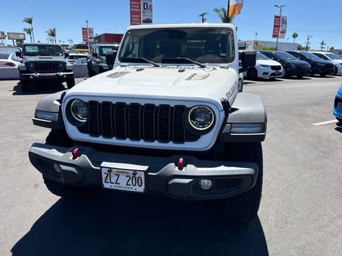Used 2024 Jeep Wrangler Unlimited Rubicon AWD/4WD image 2