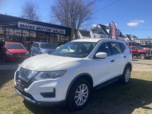 Used 2019 Nissan Rogue S image 1