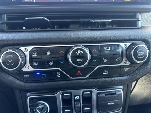 Used 2024 Jeep Wrangler Unlimited AWD/4WD image 28
