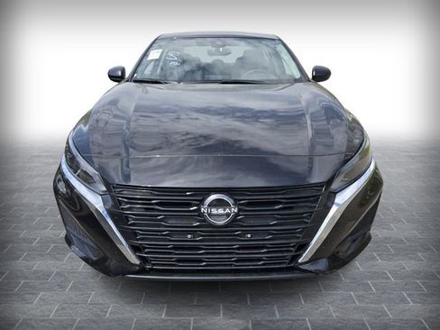 Used 2025 Nissan Altima 2.5 SV FWD image 2