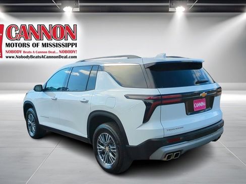 Used 2025 Chevrolet Traverse LT image 7