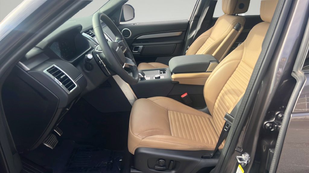 Used 2025 Land Rover Discovery Dynamic SE AWD/4WD image 5
