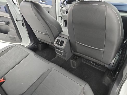 Certified 2024 Volkswagen Taos SE image 11