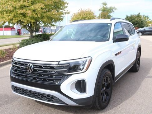 Used 2025 Volkswagen Atlas Peak Edition SE image 10