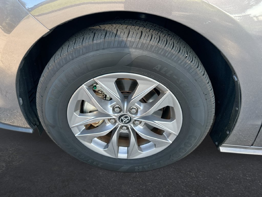 Used 2021 Toyota Sienna LE FWD image 10