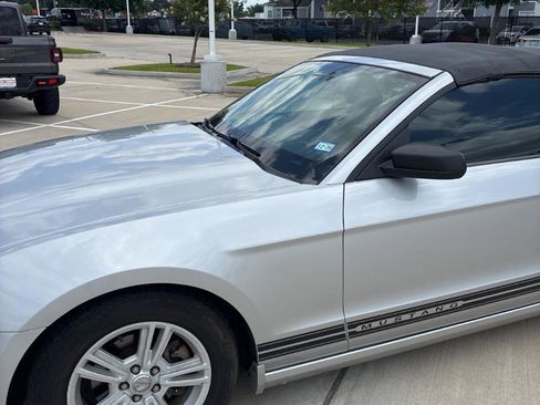 Used 2013 Ford Mustang Convertible RWD image 4