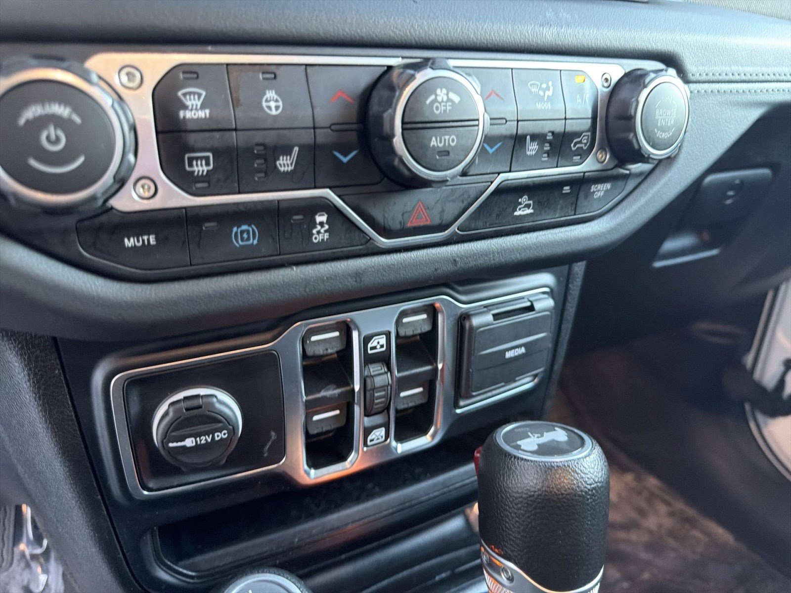 Used 2024 Jeep Wrangler Unlimited Sahara AWD/4WD image 16