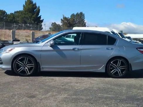 Used 2017 Honda Accord Touring image 5