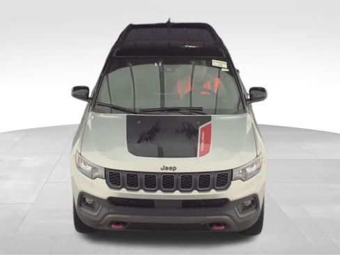 Used 2025 Jeep Compass Trailhawk image 3