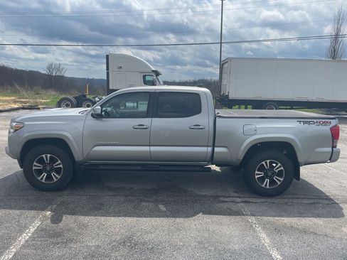 Used 2016 Toyota Tacoma TRD Sport w/ Towing Package image 10