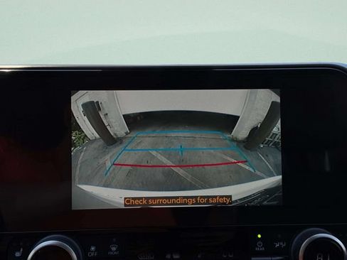 Used 2024 Toyota Highlander XLE AWD/4WD image 15