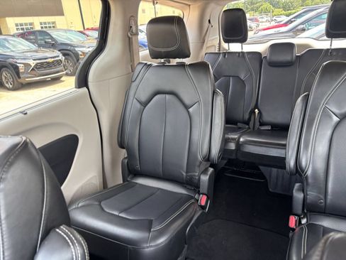 Used 2023 Chrysler Pacifica Touring-L FWD image 41