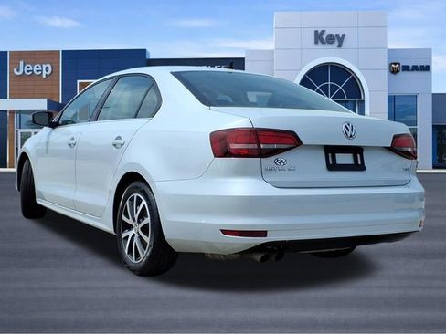 Used 2017 Volkswagen Jetta SE FWD image 3