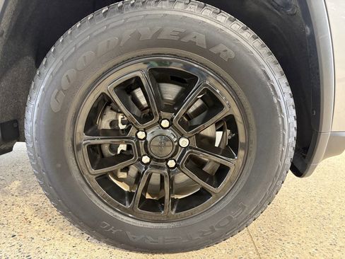 Used 2020 Jeep Grand Cherokee Laredo w/ Security & Convenience Group image 33