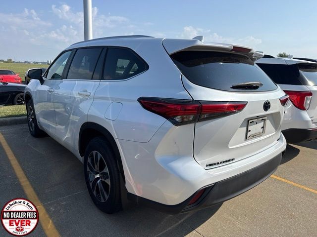 Used 2023 Toyota Highlander XLE AWD/4WD image 5
