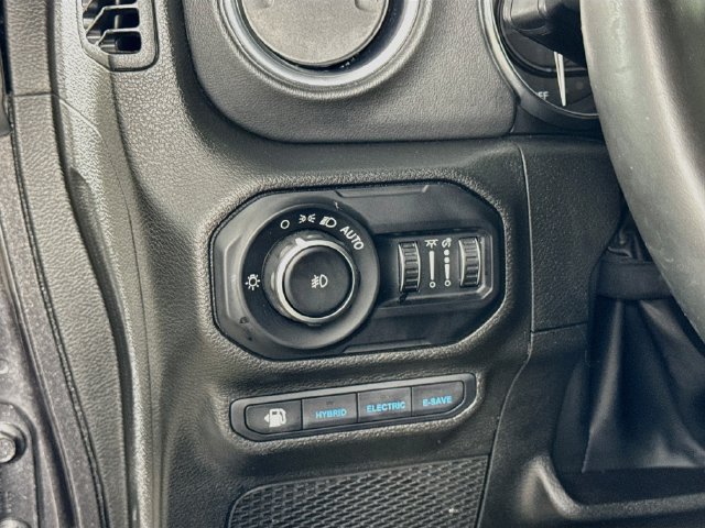 Used 2022 Jeep Wrangler Unlimited Sahara w/ Cold Weather Group AWD/4WD image 14
