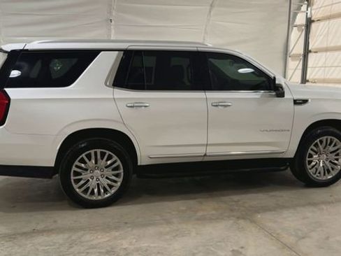 Used 2022 GMC Yukon SLT w/ SLT Premium Package image 9