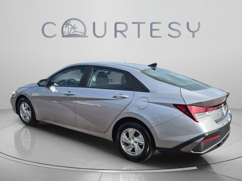 Certified 2025 Hyundai Elantra SE FWD image 3