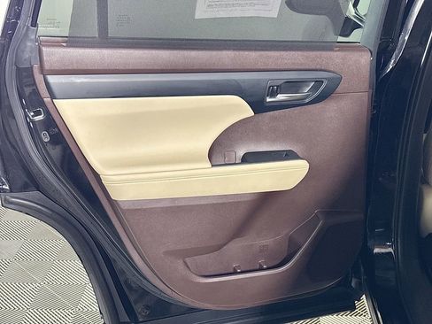 Used 2021 Toyota Highlander XLE image 19