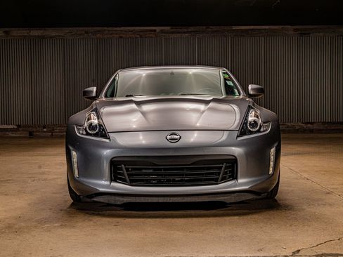 Used 2018 Nissan 370Z Coupe RWD image 2