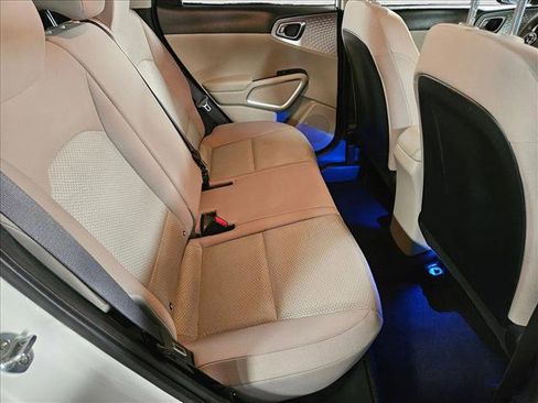 Used 2022 Kia Soul LX image 18