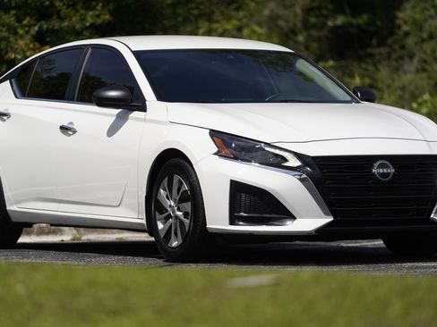 Used 2025 Nissan Altima 2.5 S FWD image 35