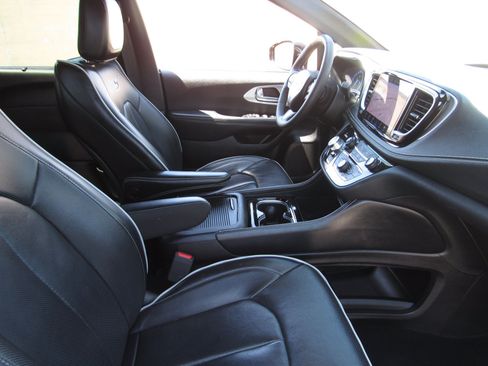 Used 2025 Chrysler Pacifica Limited FWD image 9