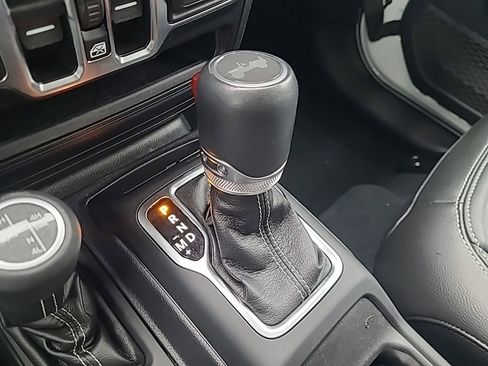 Used 2022 Jeep Wrangler Unlimited Sahara AWD/4WD image 26