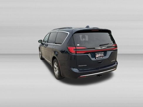 Used 2022 Chrysler Pacifica Limited w/ Uconnect Theater Family Group FWD image 7