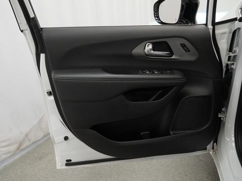Certified 2025 Chrysler Pacifica Select AWD/4WD image 38