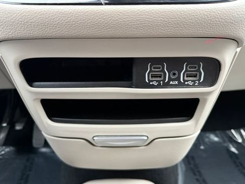Used 2024 Chrysler Pacifica Select image 25