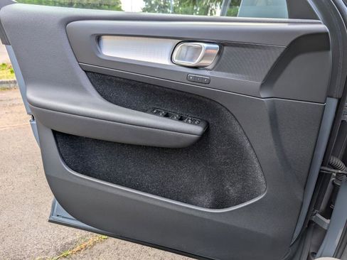 Used 2020 Volvo XC40 T5 Momentum image 21