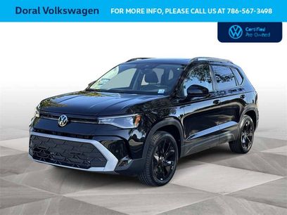 Used 2025 Volkswagen Taos SE w/ Panoramic Sunroof Package