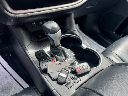 Used 2018 Toyota Highlander XLE AWD/4WD image 23