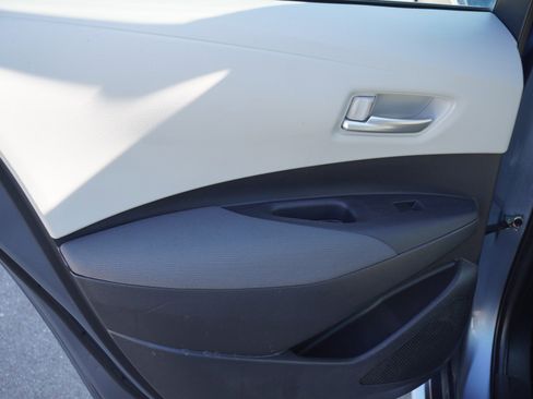 Used 2020 Toyota Corolla LE image 11