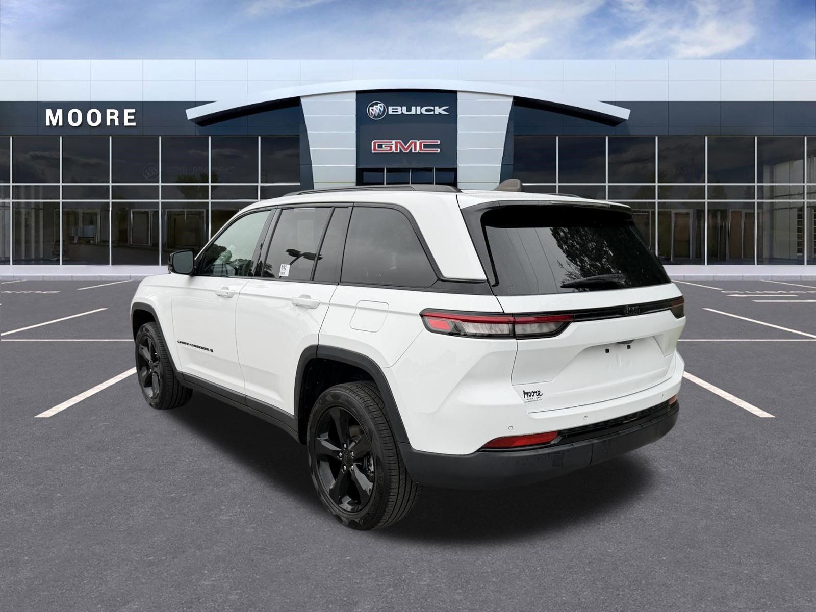 Used 2024 Jeep Grand Cherokee Altitude RWD image 5