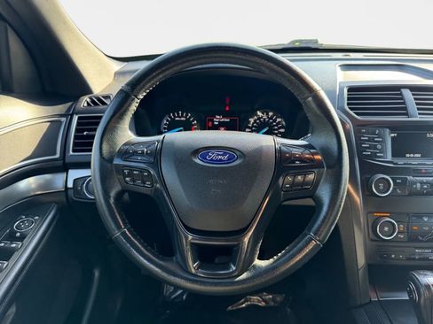 Used 2018 Ford Explorer XLT image 15