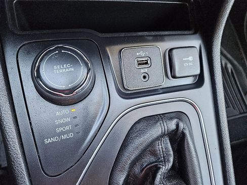 Used 2019 Jeep Cherokee Latitude Plus w/ Comfort/Convenience Group image 18