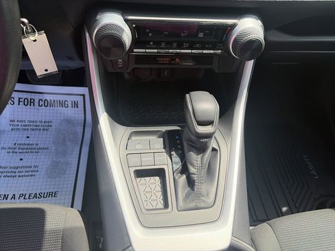 Used 2020 Toyota RAV4 LE FWD image 18