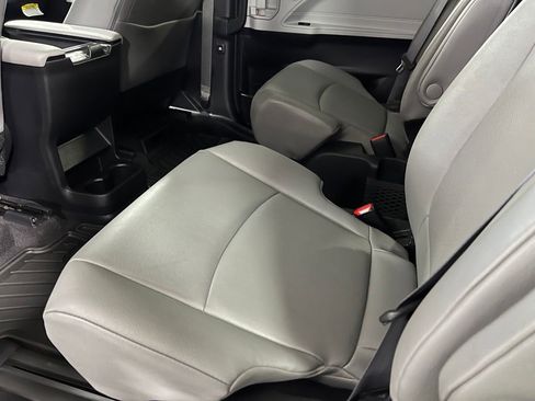 Used 2025 Toyota Sienna XLE w/ XLE Plus Package AWD/4WD image 17