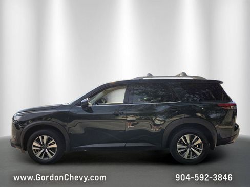 Used 2025 Nissan Pathfinder SL FWD image 2